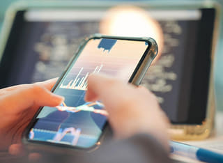 Fondos siendo retirados y transferidos a través de un proceso transparente, verificado por un inversor